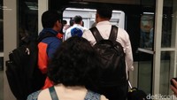 Penumpang yang masuk secara tertib melewati pintu kaca di ruang keberangkatan (Bonauli/detikTravel)