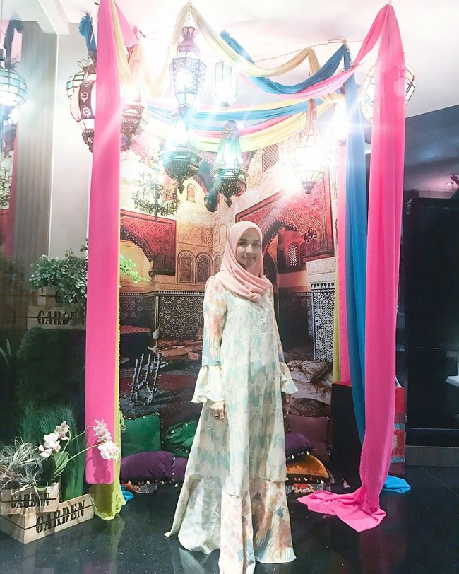 Tampil feminin dalam balutan dress pastel berpotongan lengan terompet yang kekinian ala Laudya Cynthia Bella. Kerudung pink mempercantik penampilannya.Foto: Instagram