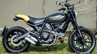 Di kesempatan yang sama, Ducati juga mengenalkan Scrambler Full Throttle dengan tangki dan spatbor depan Shining Black. Itu dikombinasikan dengan panel samping tangki bahan bakar dengan pola chequerboard dengan strip kuning. Motor ini dibawa langsung dari markas Ducati ke Prancis. Peluncurannya pun dibuat spesial, Foto: Pool (Ducati)