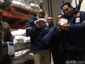 Blusukan ke Gudang Daging Kerbau India, Sandi Uno Kedinginan