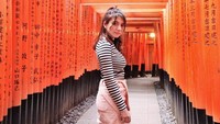 Berbagai tempat wisata dikujunginya seperti Fushimi Inari. (Dok. Instagram/cassandraslee)