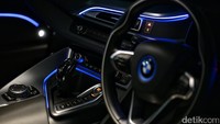 Kokpit BMW menonjolkan kedinamisan dan bobot ringan dari sebuah mobil sport. Posisi duduk pengendara maupun penumpangnya lebih rendah yang menjadi ciri khas mobil sport. Foto: Hasan Al Habshy