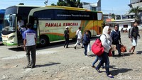 Usai dibongkarnya Terminal Lebak Bulus, para penumpang di kawasan Selatan Ibukota dan sekitarnya lebih suka memilih terminal bayangan yang memudahkan para penumpang.