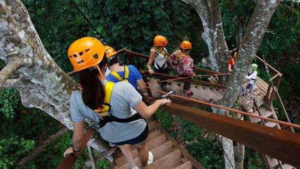 Tangga spiral yang akan kita lewati menuju platform flying fox (Flying Hanoman)