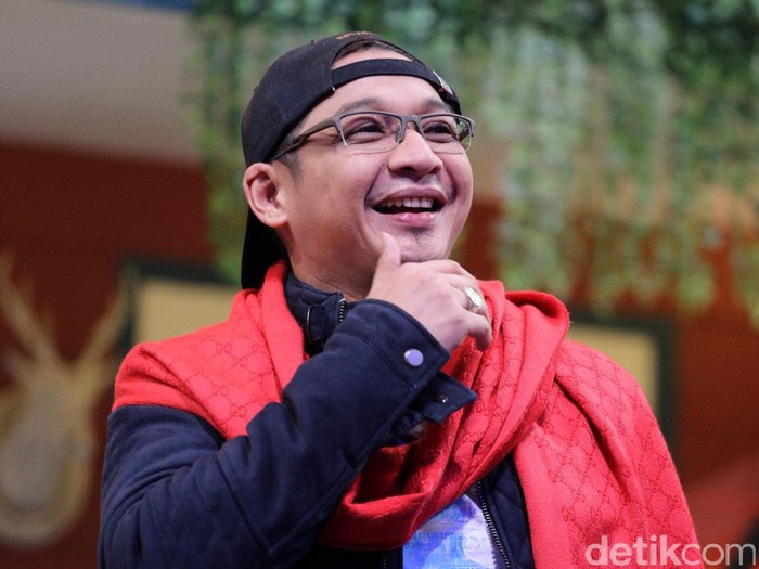 Pasha Ungu saat tampil di acara OVJ di Trans 7, Tendean.