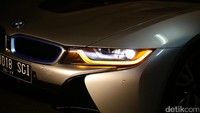 Sebuah mobil sport futuristik dengan teknologi ramah lingkungan. Mobil ini melambangkan mobilitas masa depan dari sub-brand BMW i. Foto: Hasan Al Habshy