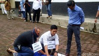 Polisi memperagakan saat membekuk Muhammad Ibnu Dar.
