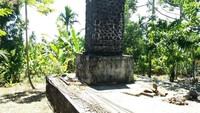 Kini, tembok bersejarah ini digunakan untuk meletakkan bahan-bahan bangunan. Bahkan besi-besi pondasi dan kayu-kayu diikatkan ke tembok supaya tidak jatuh. Ada juga yang diletakkan di samping tembok begitu saja (Bonauli/detikTravel)