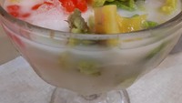 Segarkan tenggorokan dengan es teler manis berisi alpukat, biji delima, nangka hingga irisan kelapa muda.