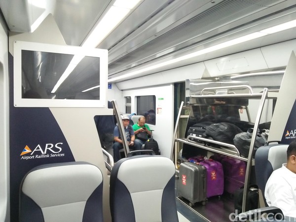 Desain interior kereta yang nyaman. Penumpang bisa meletakkan bawaan di tempat khusus (Bonauli/detikTravel) Desain interior kereta yang nyaman. Penumpang bisa meletakkan bawaan di tempat khusus (Bonauli/detikTravel)
