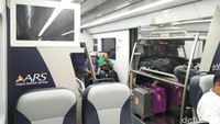 Desain interior kereta yang nyaman. Penumpang bisa meletakkan bawaan di tempat khusus (Bonauli/detikTravel)