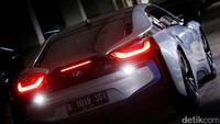 Lekuk desain konsol tengah juga tampak dinamis. Konsol tengah itu terdapat controller untuk sistem operasi iDrive, tombol start/stop, tombol eDrive dan tombol Driving Experience Control. Foto: Hasan Al Habshy