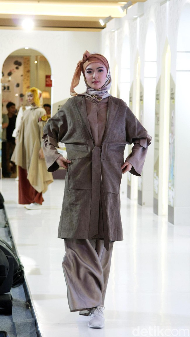 Fashion Show koleksi Coffeetone Kopi ABC karya Dian Pelangi, Barli Asmara, Ria Miranda dan Zaskia Sungkar di Kota Kasablanka, Minggu (18/6/2017).