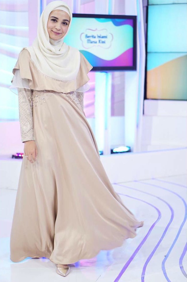 Shireen Sungkar memilih menggunakan dress dari labelnya Zashi dengan warna nude dan memiliki detail beads serta aksen cape sebagai pemanis penampilan. Foto: Instagram