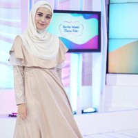Shireen Sungkar memilih menggunakan dress dari labelnya Zashi dengan warna nude dan memiliki detail beads serta aksen cape sebagai pemanis penampilan. Foto: Instagram