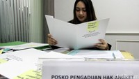 Pegawai sekretatriat posko pengaduan sedang memeriksa surat laporan dari masyarakat yang berkaitan tentang KPK.