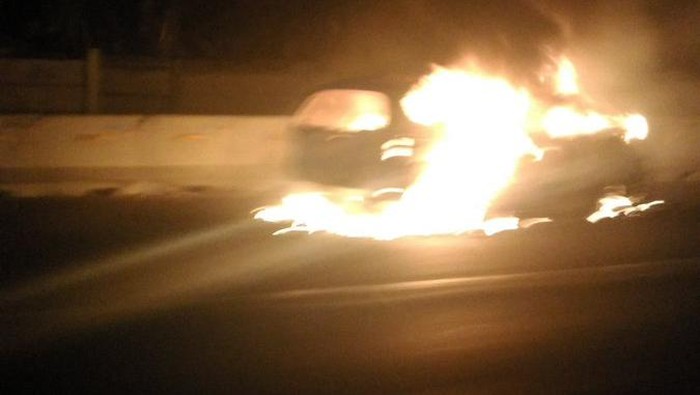 Sebuah Mobil Terbakar di Tol Cikampek Arah Jakarta
