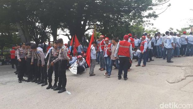 Seratusan Karyawan Kontrak Pertamina Demo di Plumpang