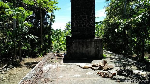 Tembok eksekusi mati yang berada di tengah kebun (Bonauli/detikTravel)