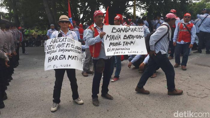 Awak Mobil Tangki Pertamina Demo di Plumpang. Foto: Michael Agustinus/detikFinance Awak Mobil Tangki Pertamina Demo di Plumpang. Foto: Michael Agustinus/detikFinance