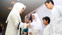 Wanita berusia 34 tahun itu juga memberikan santunan pada 250 anak yatim yang hadir. Pool/Ismail/detikFoto.