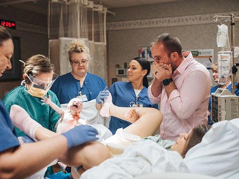 Foto: Momen Haru Para Ayah Saat Mendampingi Istrinya Melahirkan