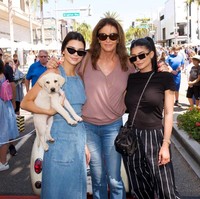 Beberapa bulan sebelum pengkuannya menjadi wanita, perubahan Caitlyn yang menjadi feminin memang sudah terlihat. Ayah tiri Kim Kardashian itu menggunakan anting di kedua telinganya. Sosok feminin Bruce semakin nyata setelah ia kepergok tampil dengan kuteks merah pada jari-jemarinya walau ketika itu Caitlyn masih memakai baju pria. Foto: dok. Getty Images