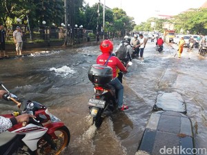 Pipa Air Bocor, Lalin Samping Mal Cijantung Tersendat