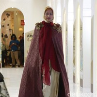 Fashion Show koleksi Coffeetone Kopi ABC karya Dian Pelangi, Barli Asmara, Ria Miranda dan Zaskia Sungkar di Kota Kasablanka, Minggu (18/6/2017).