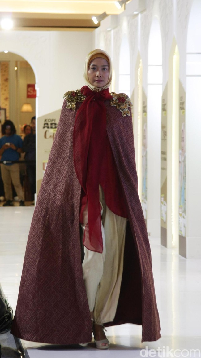 Fashion Show koleksi Coffeetone Kopi ABC karya Dian Pelangi, Barli Asmara, Ria Miranda dan Zaskia Sungkar di Kota Kasablanka, Minggu (18/6/2017).