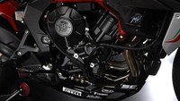 Motornya tetap memancarkan kesan agresif. MV Agusta Dragster RC memanfaatkan mesin tiga silinder 798 cc. Tenaga dari mesin itu bisa mencapai 140 daya kuda pada 13.000 rpm, Foto: Pool (Rideapart)