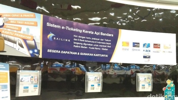 Pembelian tiket juga bisa dilakukan dengan vending mechine. INi merupakan pembelian tiket dengan kartu debit atau kredit (Bonauli/detikTravel) Pembelian tiket juga bisa dilakukan dengan vending mechine. INi merupakan pembelian tiket dengan kartu debit atau kredit (Bonauli/detikTravel)