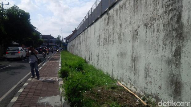 Mereka menggali lubang yang mengarah ke parit di luar LP.
