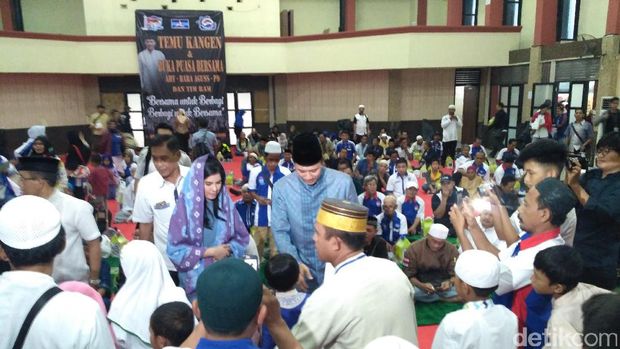 Agus Yudhoyono Buka Bersama relawan / 