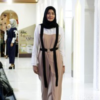 Fashion Show koleksi Coffeetone Kopi ABC karya Dian Pelangi, Barli Asmara, Ria Miranda dan Zaskia Sungkar di Kota Kasablanka, Minggu (18/6/2017).