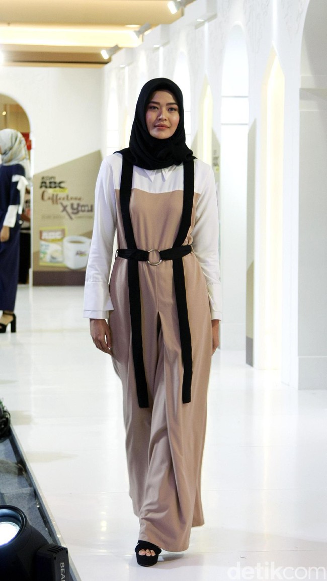 Fashion Show koleksi Coffeetone Kopi ABC karya Dian Pelangi, Barli Asmara, Ria Miranda dan Zaskia Sungkar di Kota Kasablanka, Minggu (18/6/2017).