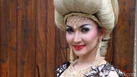 Ia menghabiskan hinggga lebih dari 6 miliar untuk perhiasan, kostum dan make-up. (Dok. detikHOT)