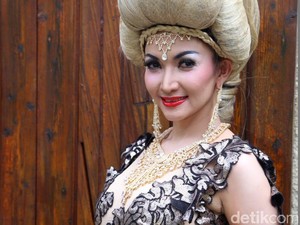 Usai Kondangan Kahiyang, Roro Fitria Jadi Buruan Warga