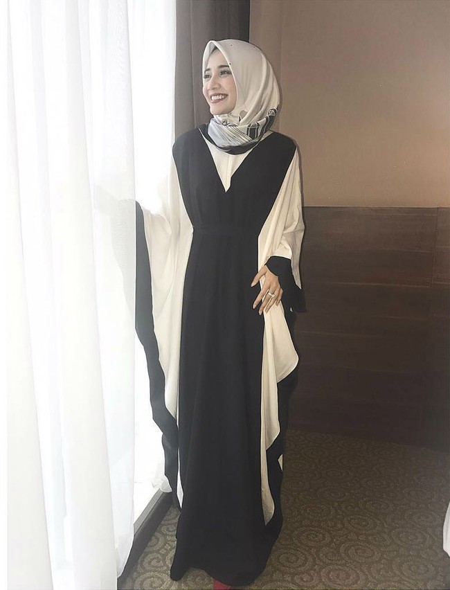 Zaskia Sungkar memakai koleksinya sendiri dari label Zaskia Sungkar Jakarta. Pilihan kaftan monokrom membuat penampilannya tetap anggun dan trendi. Foto: Instagram