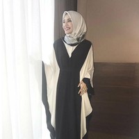 Zaskia Sungkar memakai koleksinya sendiri dari label Zaskia Sungkar Jakarta. Pilihan kaftan monokrom membuat penampilannya tetap anggun dan trendi. Foto: Instagram