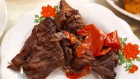 Dendeng garing renyah bisa jadi alternatif lauk sedap di sini. Teksturnya tebal dan puaskan selera.