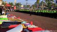 Usai mengikuti apel, personel kepolisian bertolak ke jalur mudik guna siaga mengawal jalur mudik.