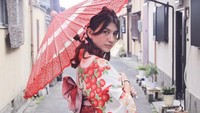 Cassandra Lee terlihat cantik dengan yukata putih-merah. (Dok. Instagram/cassandraslee)