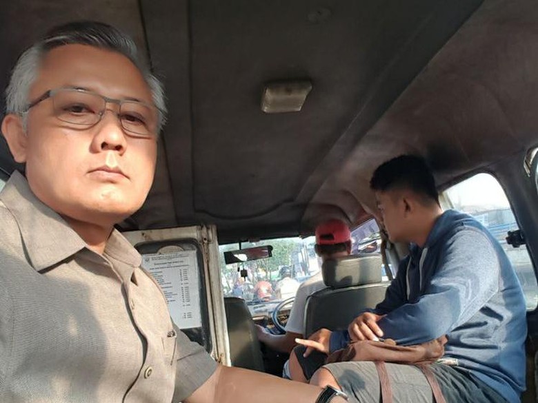 Berdesakan Naik Angkot Ala Wakil Ketua PN Tangerang Berdesakan Naik Angkot Ala Wakil Ketua PN Tangerang