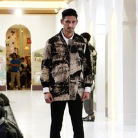 Fashion Show koleksi Coffeetone Kopi ABC karya Dian Pelangi, Barli Asmara, Ria Miranda dan Zaskia Sungkar di Kota Kasablanka, Minggu (18/6/2017).