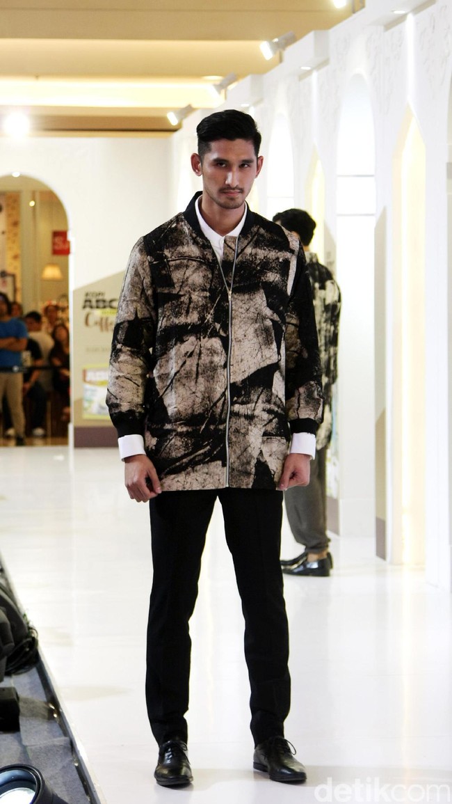 Fashion Show koleksi Coffeetone Kopi ABC karya Dian Pelangi, Barli Asmara, Ria Miranda dan Zaskia Sungkar di Kota Kasablanka, Minggu (18/6/2017).