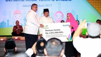Direktur Utama PLN Sofyan Basir dan Wakil Presiden Jusuf Kalla memberikan santuan kepada anak yatim dan dhuafa.