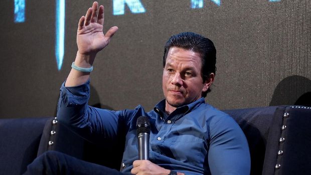 LONDON, ENGLAND - JUNE 16:  Actor Mark Wahlberg attends a fan event for 