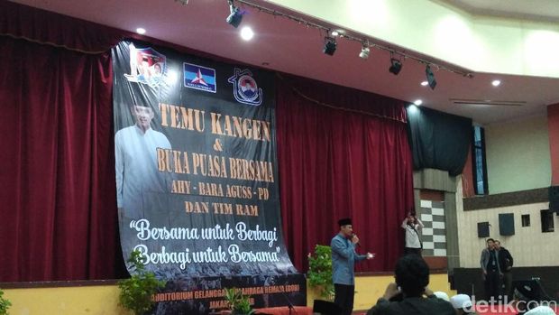 Agus Yudhoyono Buka Bersama relawan / 