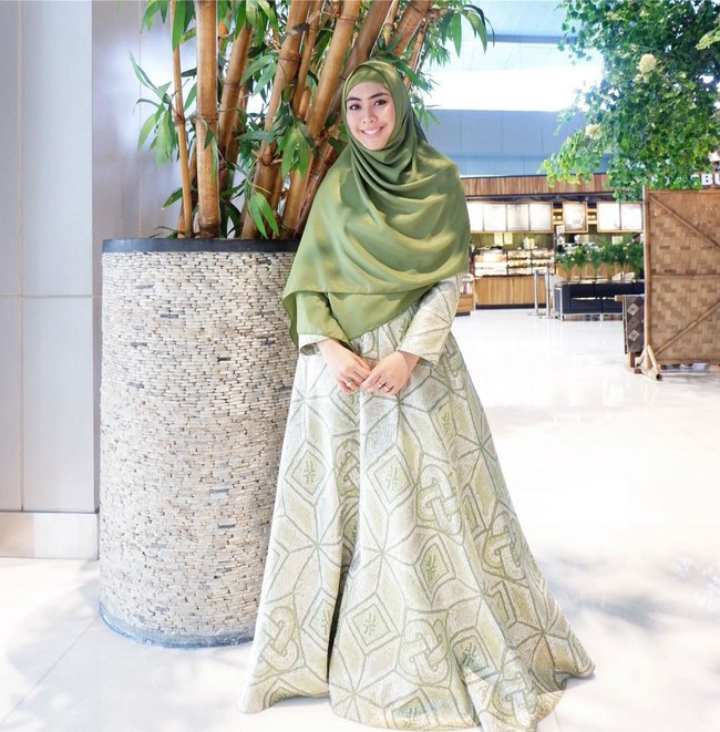 Penampilan Oki Setianadewi ini bisa menjadi inspirasi tampil syari saat Lebaran. Foto: Instagram